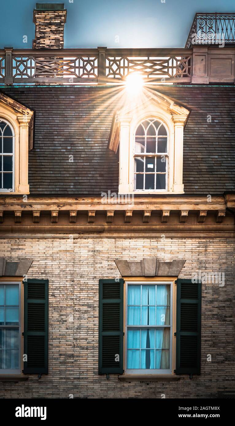 Sun flare sopra il tetto di un palazzo storico Foto Stock