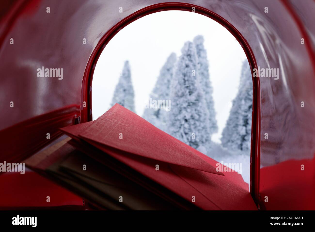 Red mail scatola riempita con lettere di santa claus Foto Stock