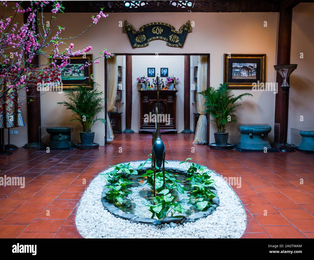 Interno di casa tradizionale con laghetto centrale carpa sala e collezione di opere d'arte privata, ho Tay sobborgo, West Lake, Hanoi, Vietnam, Asia Foto Stock