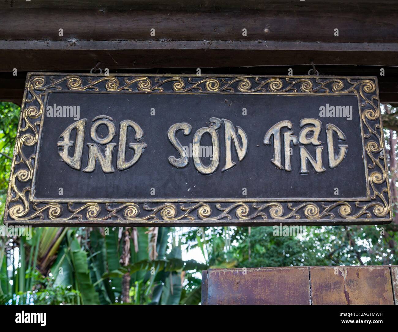 Legno scolpito nome sign appesa sopra l'ingresso di casa privata, Ho Tay sobborgo, West Lake, Hanoi, Vietnam Asia Foto Stock