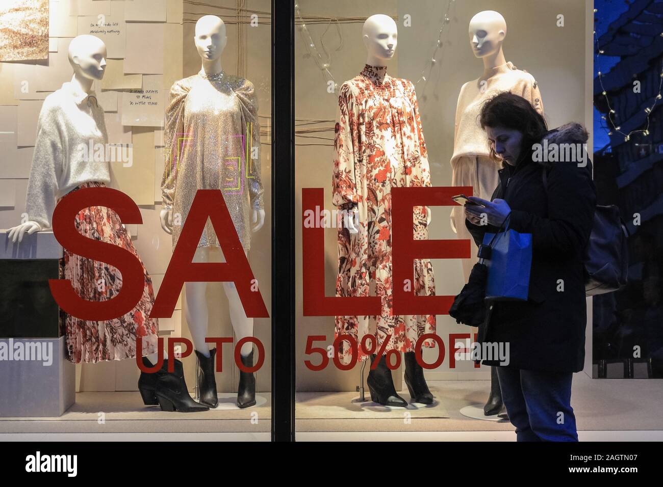 Central London, Londra, 21 dic 2019. Gli amanti dello shopping di Oxford Street, Regent Street e Bond Street rush per rendere il loro ultimo minuto acquisti in tempo per Natale, mentre i negozi hanno già iniziato a forti sconti su molti beni. Foto Stock