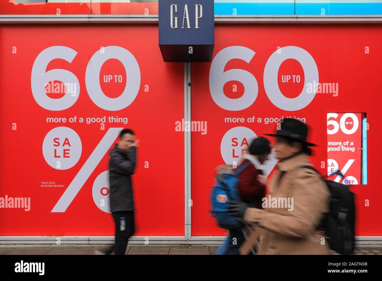 Central London, Londra, 21 dic 2019. Gli amanti dello shopping di Oxford Street, Regent Street e Bond Street rush per rendere il loro ultimo minuto acquisti in tempo per Natale, mentre i negozi hanno già iniziato a forti sconti su molti beni. Foto Stock