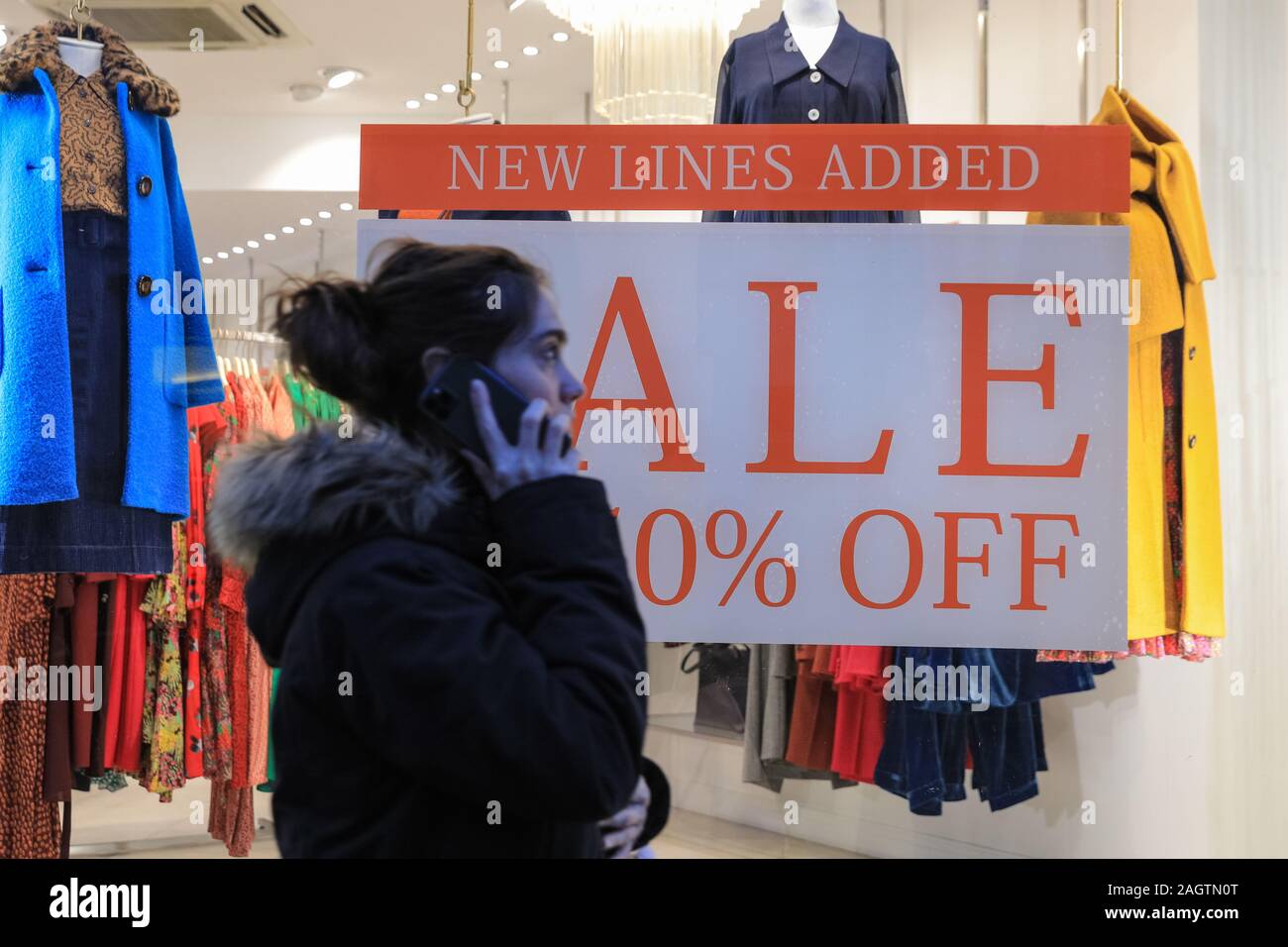 Central London, Londra, 21 dic 2019. Gli amanti dello shopping di Oxford Street, Regent Street e Bond Street rush per rendere il loro ultimo minuto acquisti in tempo per Natale, mentre i negozi hanno già iniziato a forti sconti su molti beni. Foto Stock