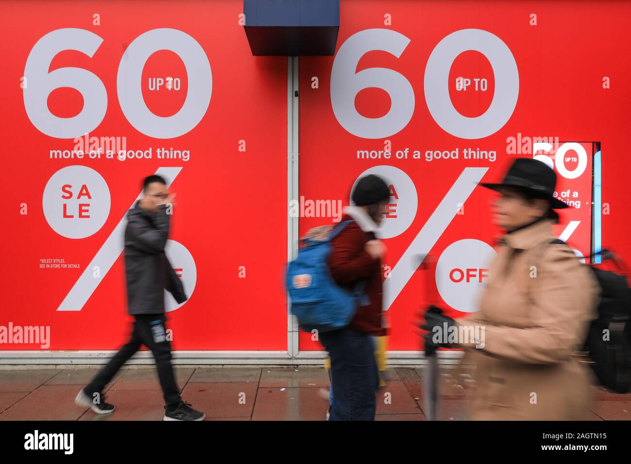 Central London, Londra, 21 dic 2019. Gli amanti dello shopping di Oxford Street, Regent Street e Bond Street rush per rendere il loro ultimo minuto acquisti in tempo per Natale, mentre i negozi hanno già iniziato a forti sconti su molti beni. Foto Stock
