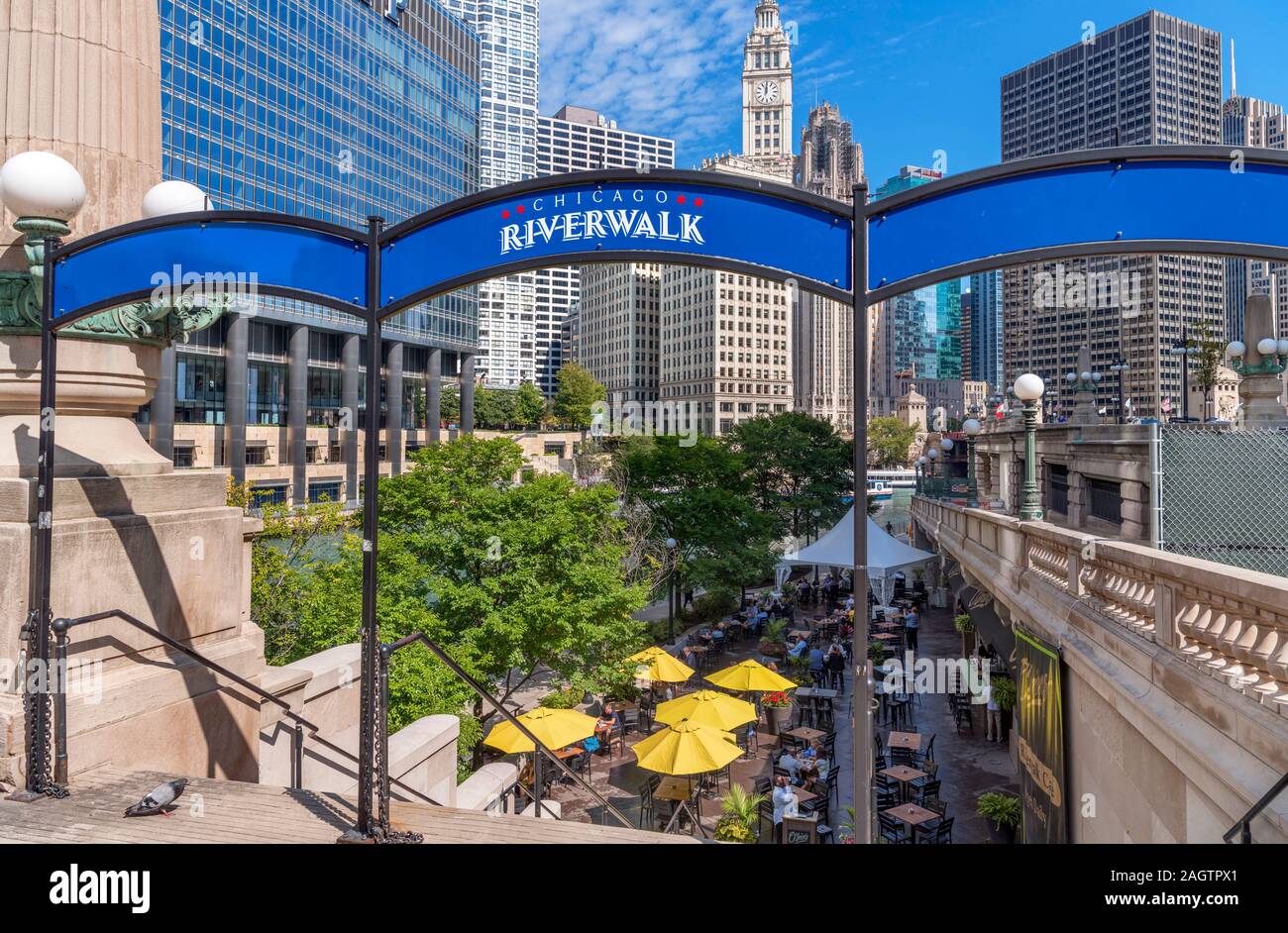 Ristorante / bar sul lungofiume di Chicago vicino al Wabash Avenue Bridge (Irv Kupcinet ponte), del fiume Chicago, Chicago, Illinois, Stati Uniti d'America Foto Stock