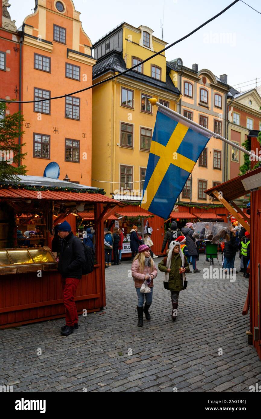 Stoccolma, Svezia, 18 Dicembre 2019: Natale atmosfera della città. I bambini della scuola e della città gli ospiti nel mercato di Natale a Stoccolma la Città Vecchia. Foto Stock