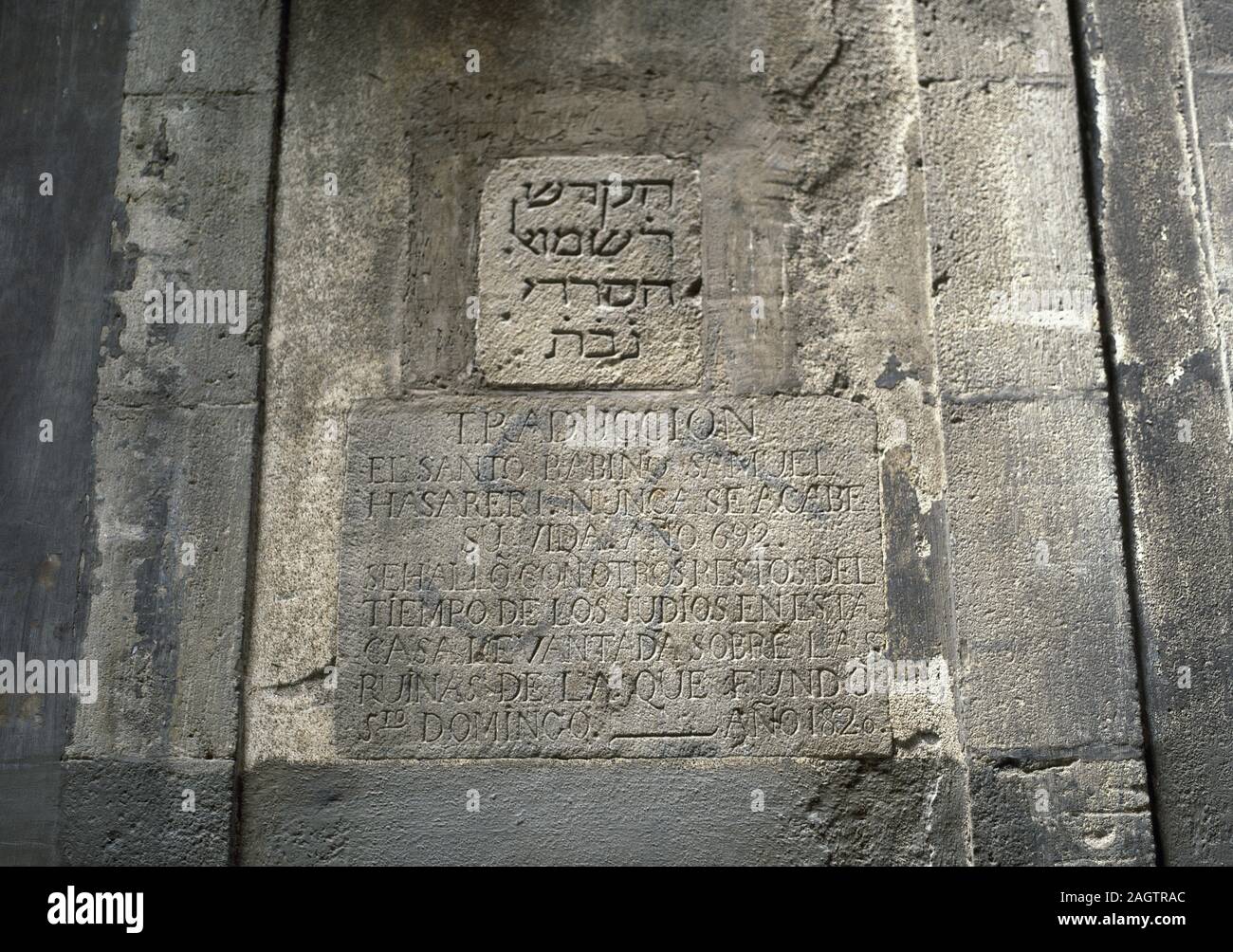 In Spagna, in Catalogna, Barcellona. Iscrizione ebraica risalente al XIV secolo e situato sulla strada Marlet in Barcellona (Catalogna, Spagna). Nel tredicesimo secolo vi era un ospedale fondato dal rabbino della comunità di Barcellona Samuel ha-Sardi. In ricordo del suo lavoro, una lapide scritta in ebraico è stato posto sulla facciata nel 1314. Attualmente l'iscrizione ebraica è una copia dell'originale. Di seguito è riportato un altro iscrizione, realizzato nel 1826, con una cattiva traduzione in spagnolo del testo ebraico. Foto Stock
