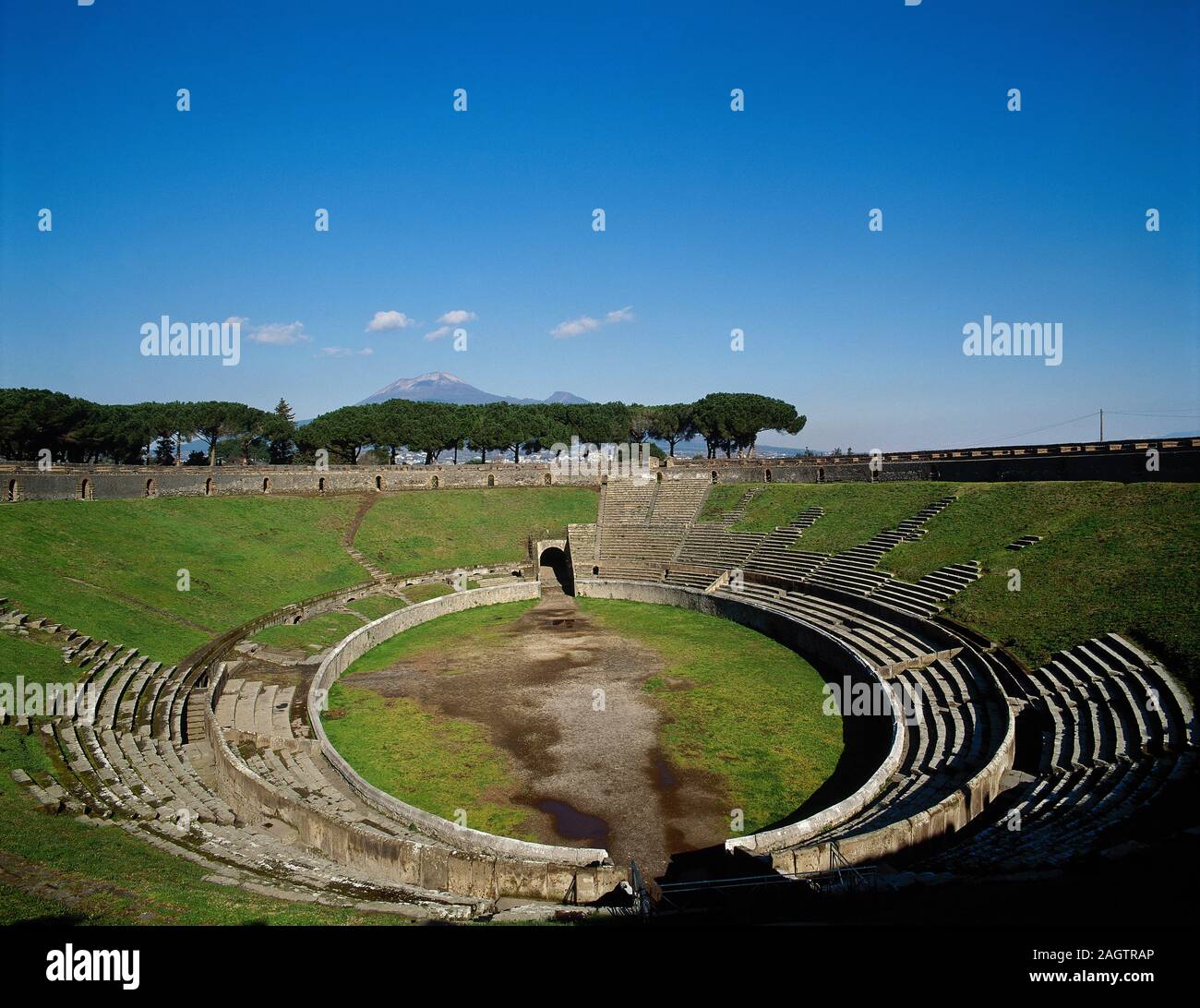 L'Italia. Pompei. L'Anfiteatro. Esso è stato costruito intorno al 80 A.C. Cavea. Panoramica. Campania. Foto Stock
