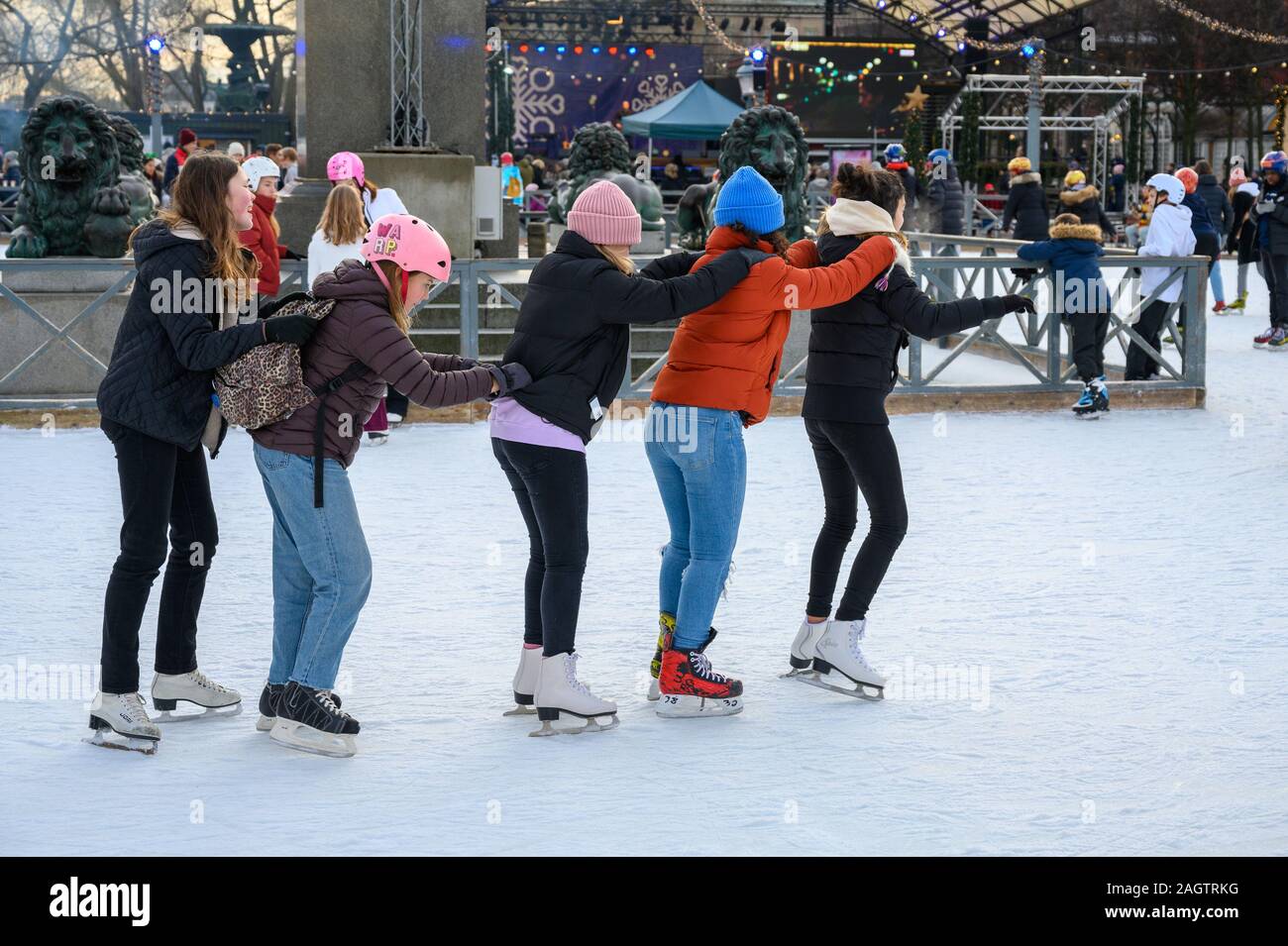 Stoccolma, Svezia, 18 Dicembre 2019: inverno atmosfera della città. La scuola dei bambini nella pista di pattinaggio sul ghiaccio in città. Tradizionale pista di pattinaggio sul ghiaccio nel parco Kun Foto Stock