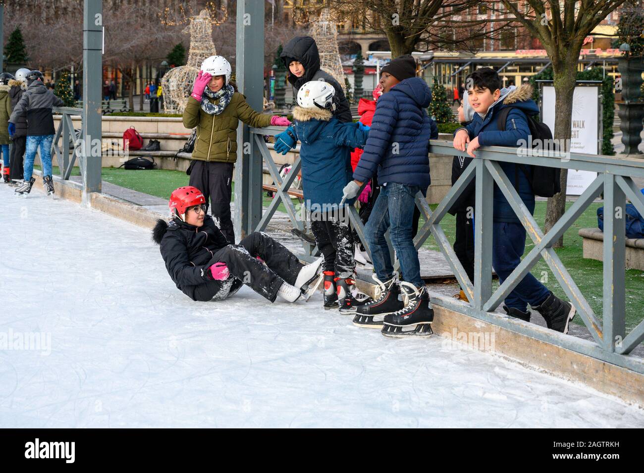 Stoccolma, Svezia, 18 Dicembre 2019: inverno atmosfera della città. La scuola dei bambini nella pista di pattinaggio sul ghiaccio in città. Tradizionale pista di pattinaggio sul ghiaccio nel parco Kun Foto Stock