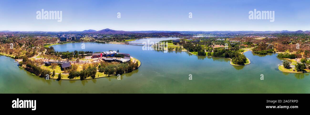 Antenna di ampio panorama della città di Canberra - Australian Capital Territory, sulle rive del Burley Griffin lago su una soleggiata giornata estiva con un sacco di parcheggio e GRE Foto Stock