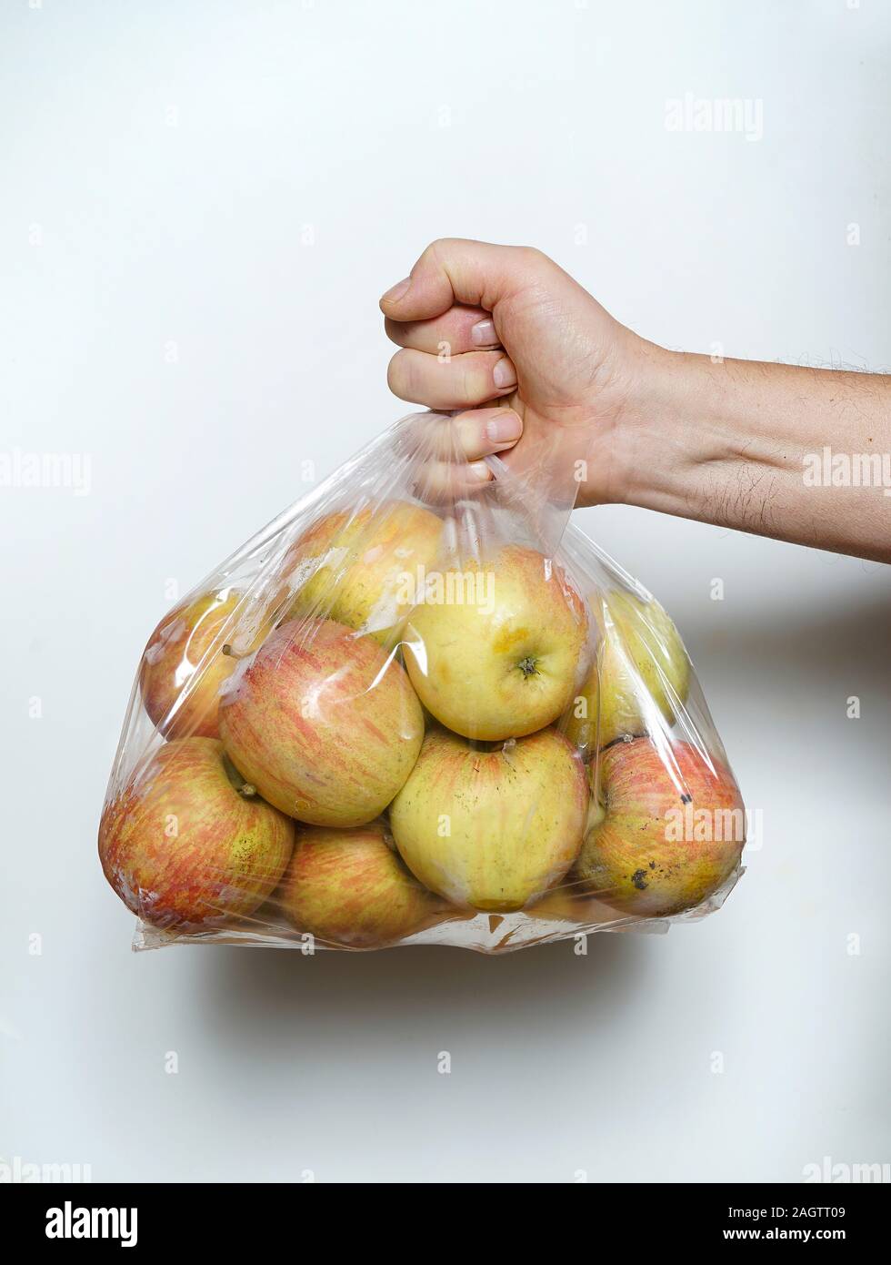 Alcune mele in un sacchetto di plastica Foto Stock