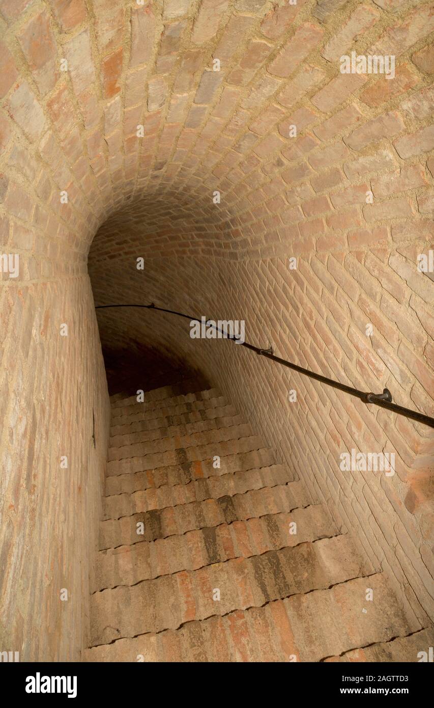 Septs conducono giù nel labirinto di tunnel sotterranei, Brno, Repubblica Ceca Foto Stock