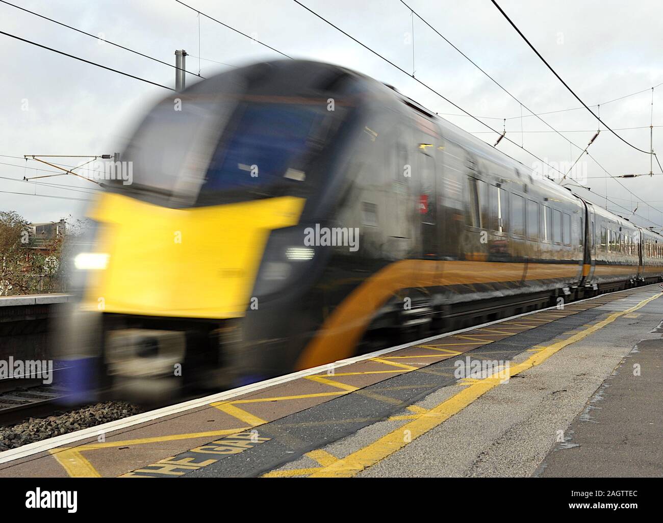 Moderno treno elettrico pantografo Foto Stock