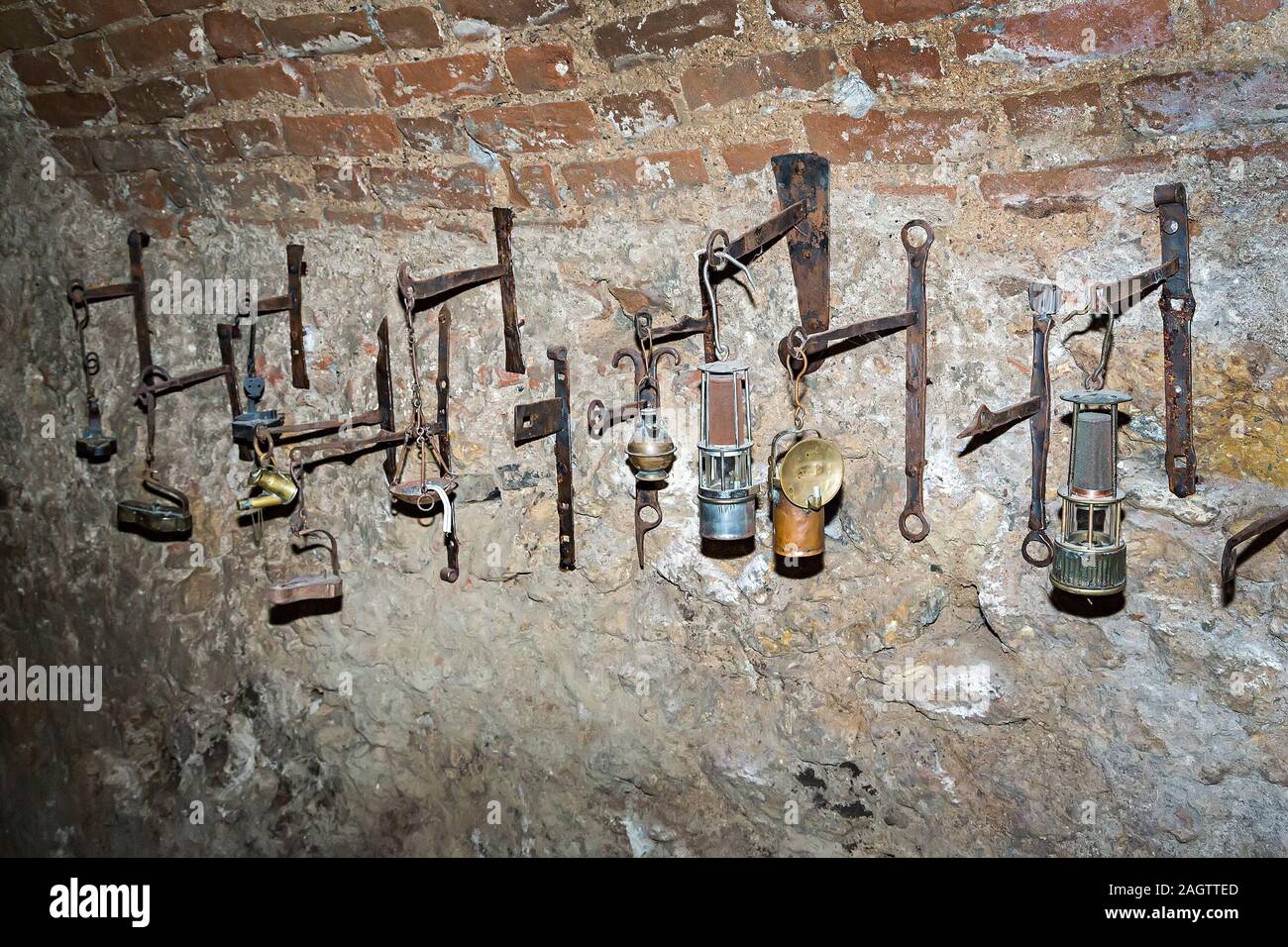 Lampada presentano nel labirinto di tunnel sotterranei, Brno, Repubblica Ceca Foto Stock
