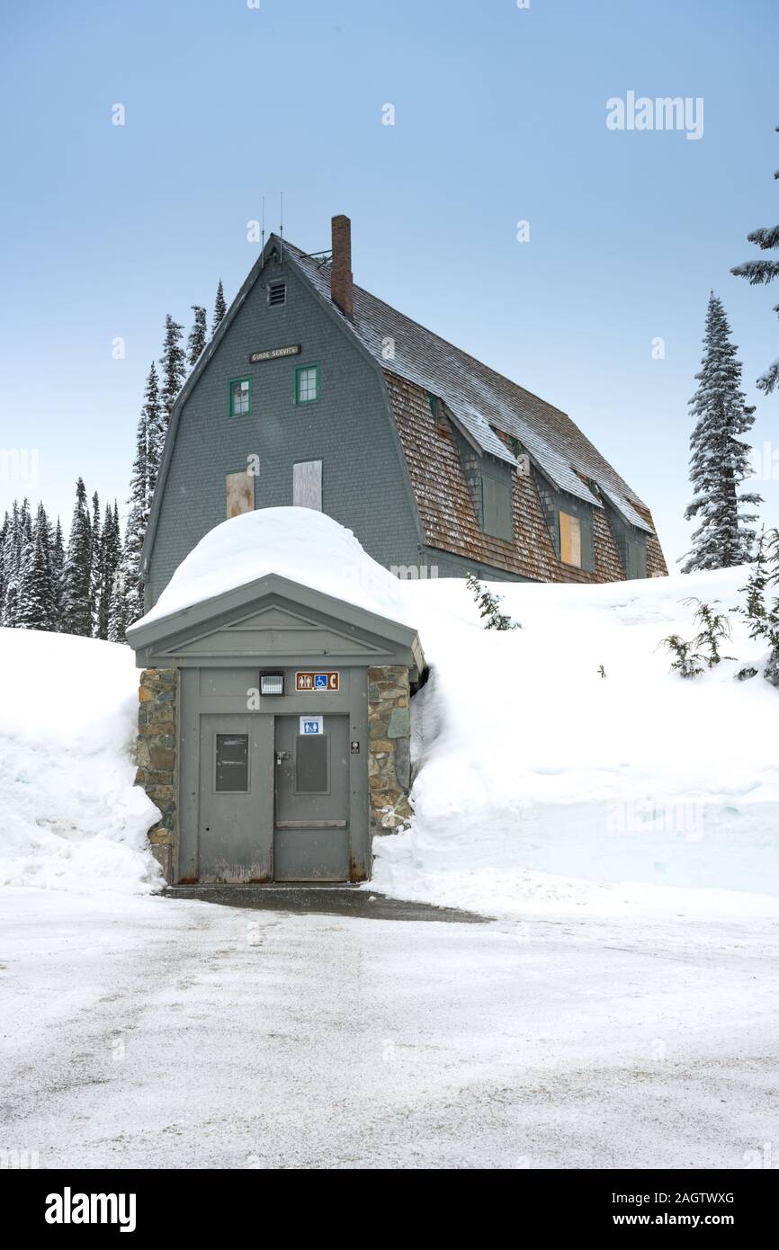 Coperta di neve entrata a servizi igienici in Mt Rainier Foto Stock