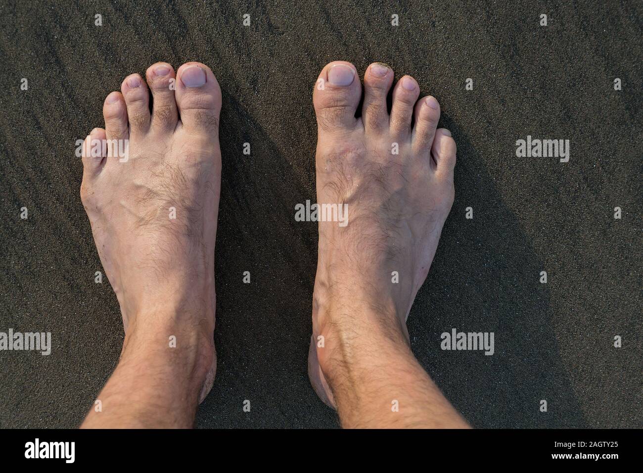 Umano piedi scalzi nella sabbia bagnata sulla riva del mare, attiva una vita sana e di crescita personale concetto di spazio di copia Foto Stock