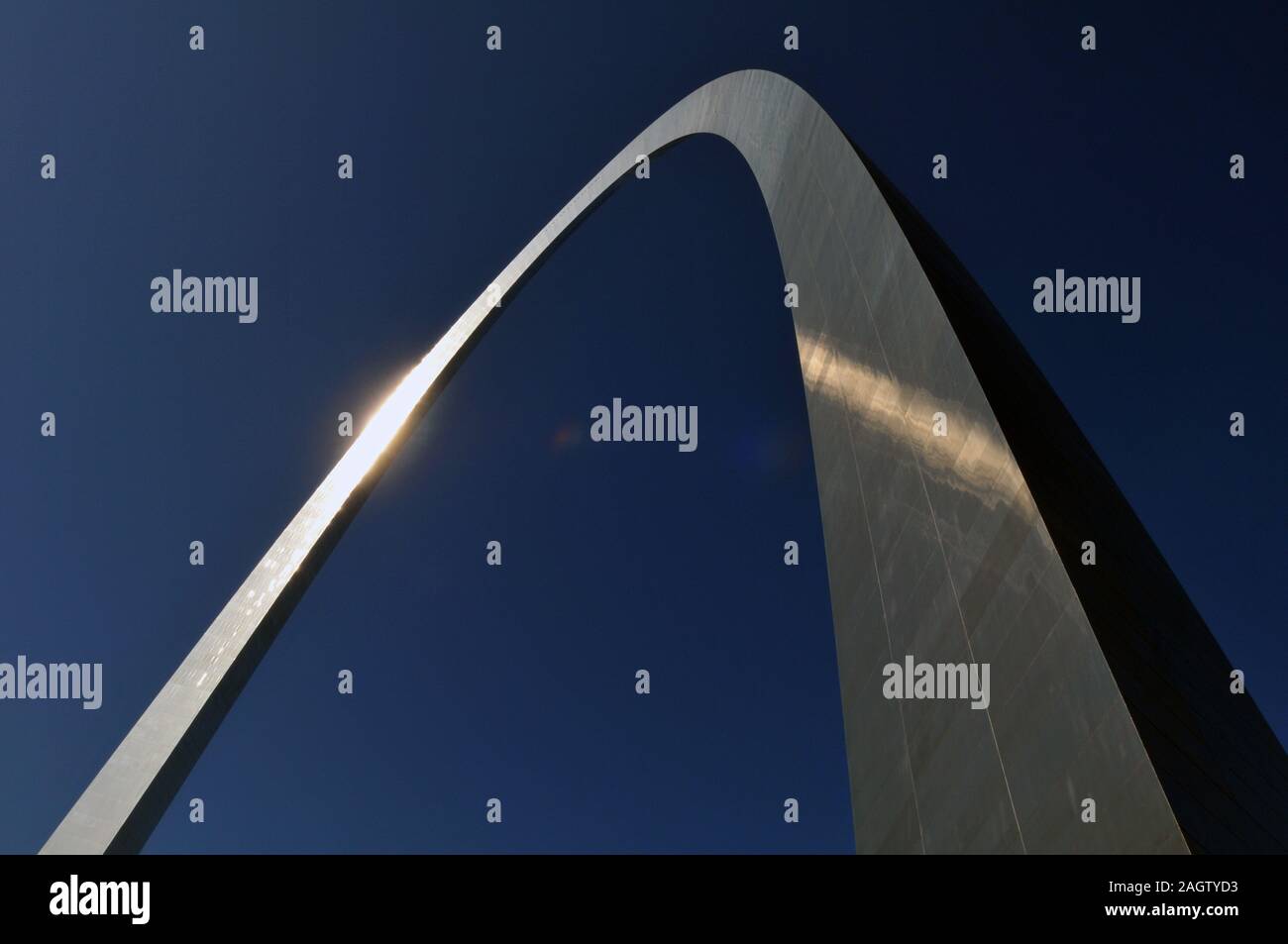 Dettaglio del Gateway Arch a St Louis, MO, progettato dall'architetto Eero Saarinen e completato nel 1965. Il punto di riferimento si trova presso il fiume Mississippi. Foto Stock