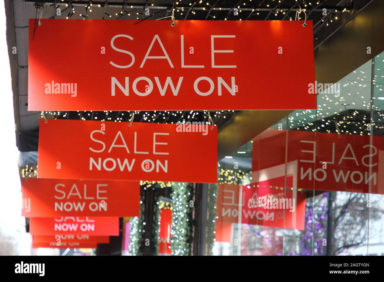 Segni di vendita fino alla travagliata John Lewis department store come molti negozi in London premier quartiere dello shopping di Oxford Street e hanno già iniziato a forti sconti e le vendite che di solito non iniziare fino a Boxing Day. Foto Stock