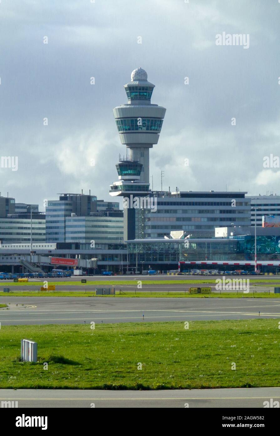 Una vista da un aeromobile a decollo a Amsterdam Schipol Airport. Foto Stock