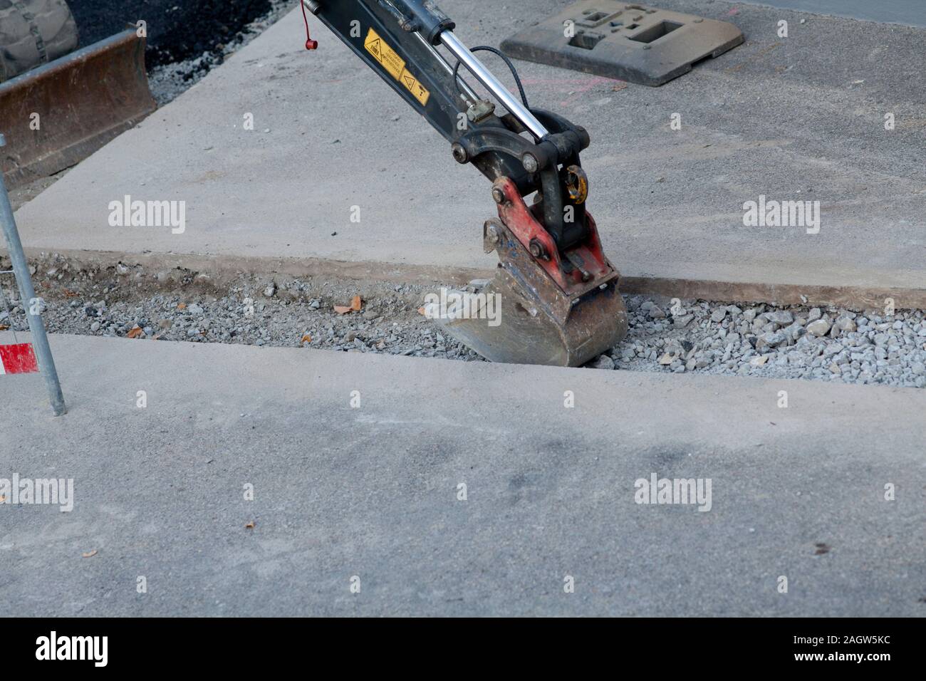 La costruzione di strade con escavatore. street building Foto Stock