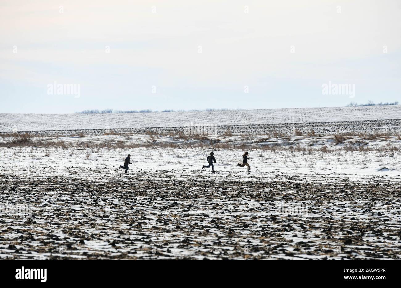 Vesta, Minnesota, Stati Uniti d'America. Xxi Dec, 2019. Mentre la carovana attende, Dakota giocare i bambini in terreni agricoli come i piloti passano attraverso Vesta Minnesota il sabato, l'undicesimo giorno e 259 miglio di un 325-mile Dakota 38 2 Memorial Ride a Mankato, Minnesota, sito del più grande esecuzione di massa nella storia degli Stati Uniti. Il presidente Abraham Lincoln ha ordinato la sospensione del 38 indiani Dakota ""e successive, due capi ""a seguito della loro sollevazione contro il governo degli Stati Uniti dopo gli Stati Uniti Credito: ZUMA Press, Inc./Alamy Live News Foto Stock