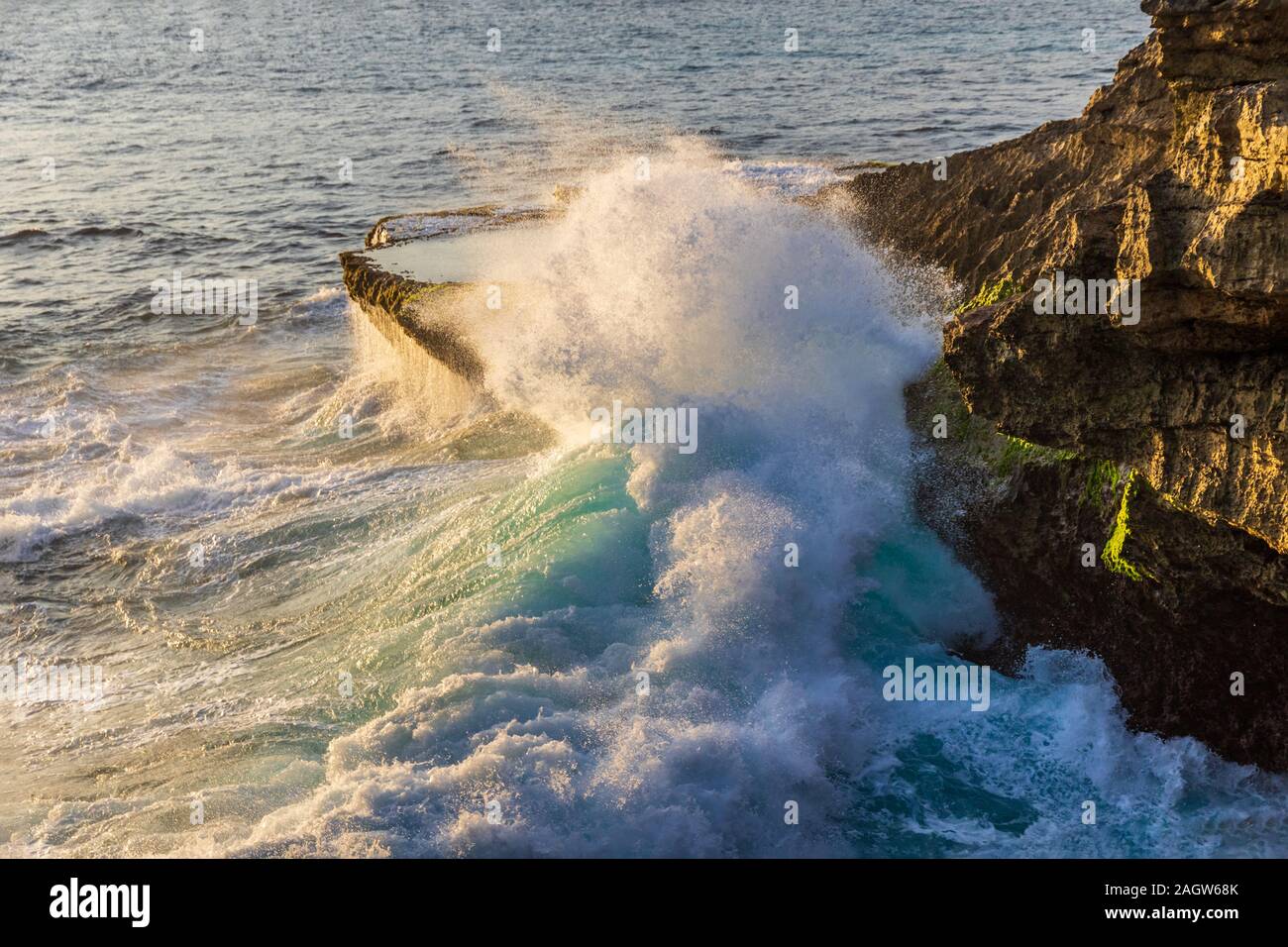 Giant Wave schiantarsi contro il promontorio roccioso in corrispondenza del diavolo, strappo sulla costa di Nusa Lembongan Island, Bali, Indonesia. Foto Stock