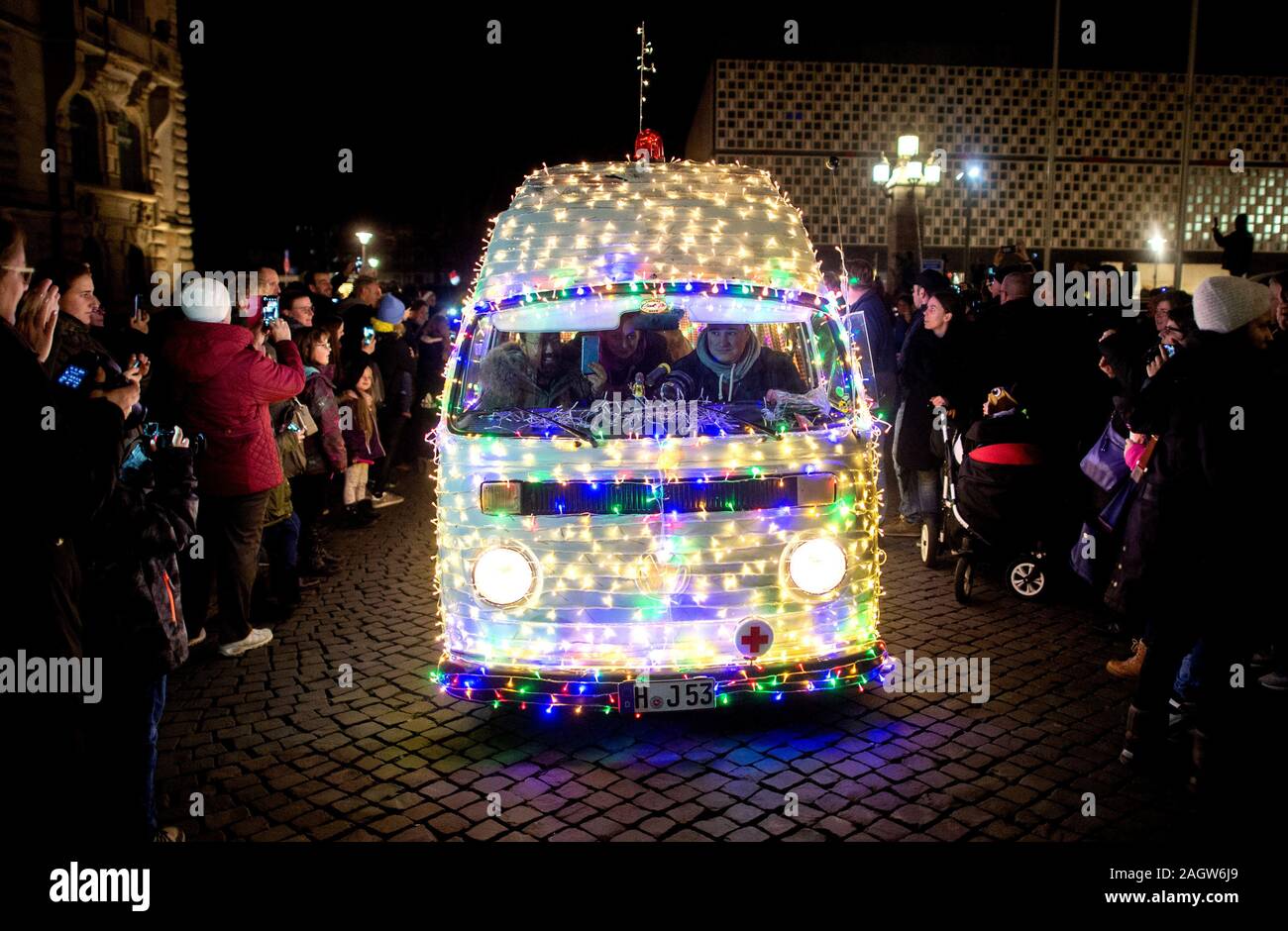 Hannover, Germania. Xxi Dec, 2019. Organiser Frank Alexander e sua moglie Katrin rigido fino al Trammplatz nel loro 'Lichter-Bulli', una Volkswagen T2. In corrispondenza della seconda cosiddetta 'Twinkle incrociatore leggero' i proprietari di vecchi VW Bullis e altri modelli che hanno decorato le loro automobili classiche con le luci fairy incontrerà. Credito: Hauke-Christian Dittrich/dpa/Alamy Live News Foto Stock