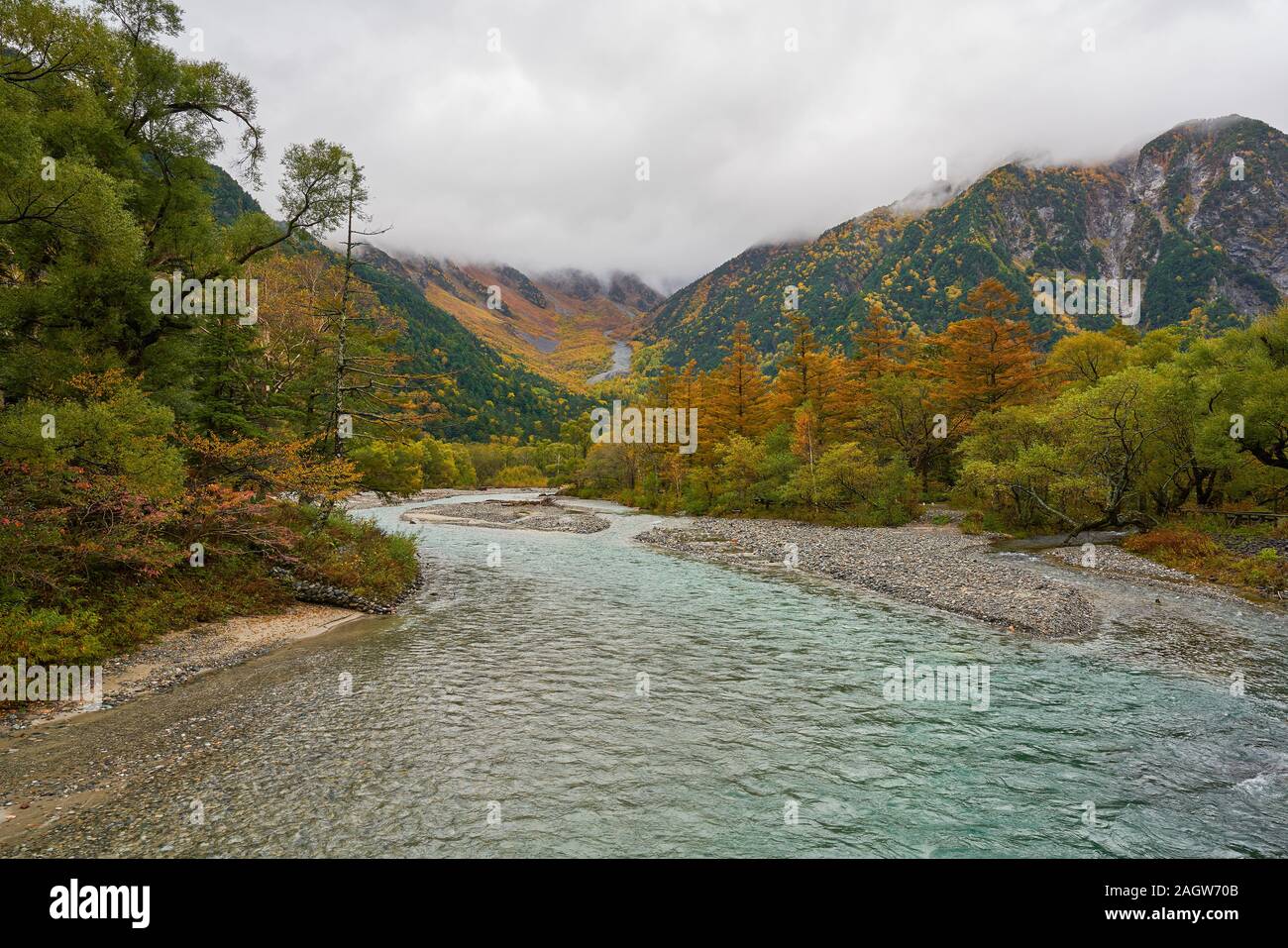 New Scenic 5 posti della stagione autunnale di kamikochi nagano vista con nebbia nel cielo mattutino Foto Stock