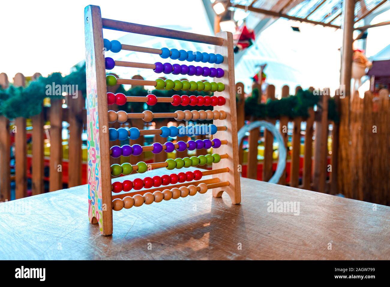 Abacus con pezzi colorati in fiera. Foto Stock