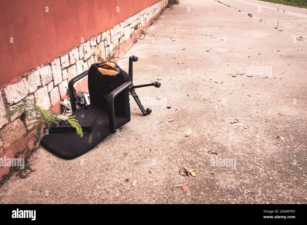 Zona marginale di una città, con rifiuti abbandonati per le strade. Foto Stock