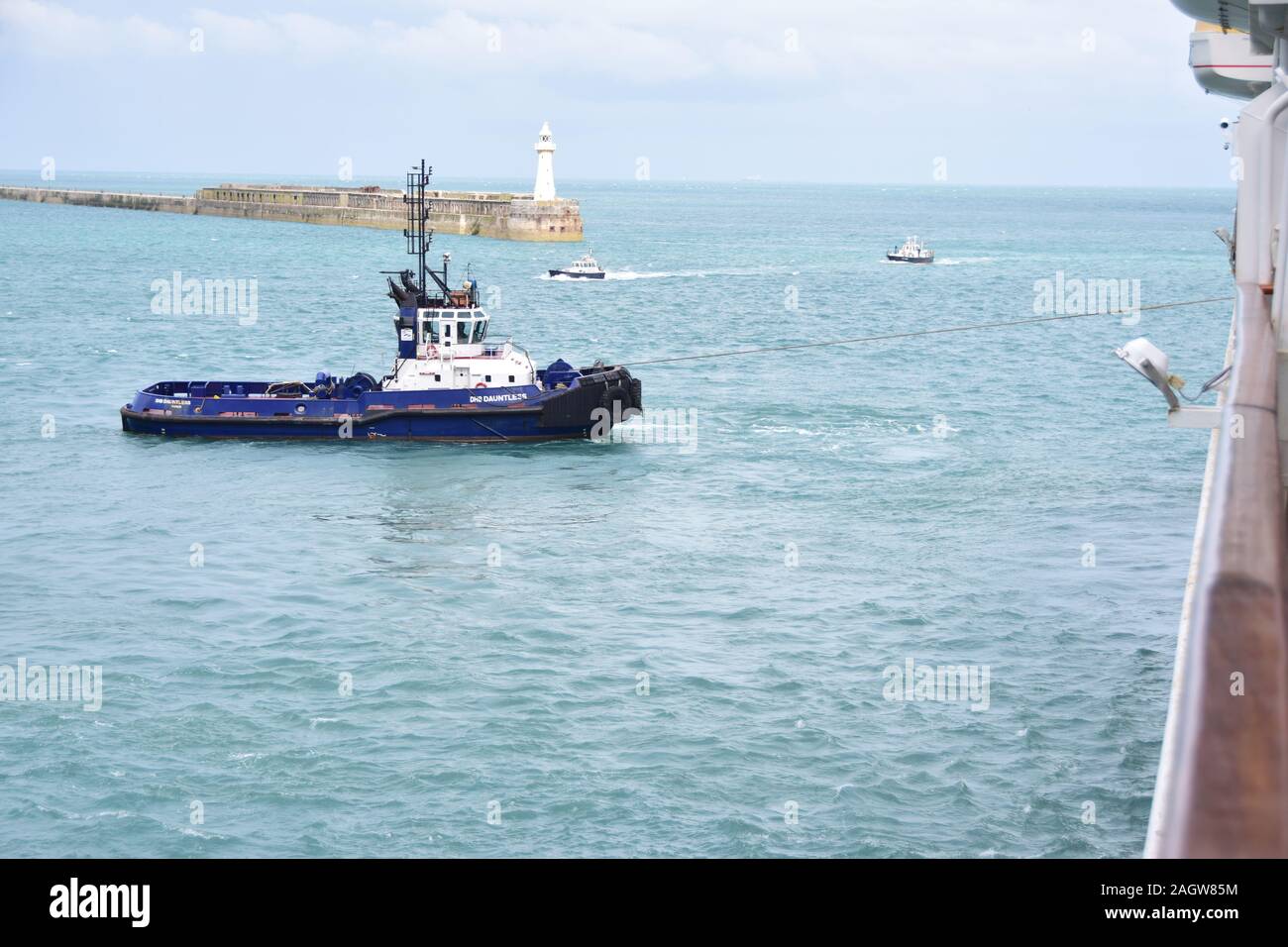 Rimorchiatore DHB Doughty aiuta Black Watch off quay di Dover in alta venti agosto 2017 Foto Stock