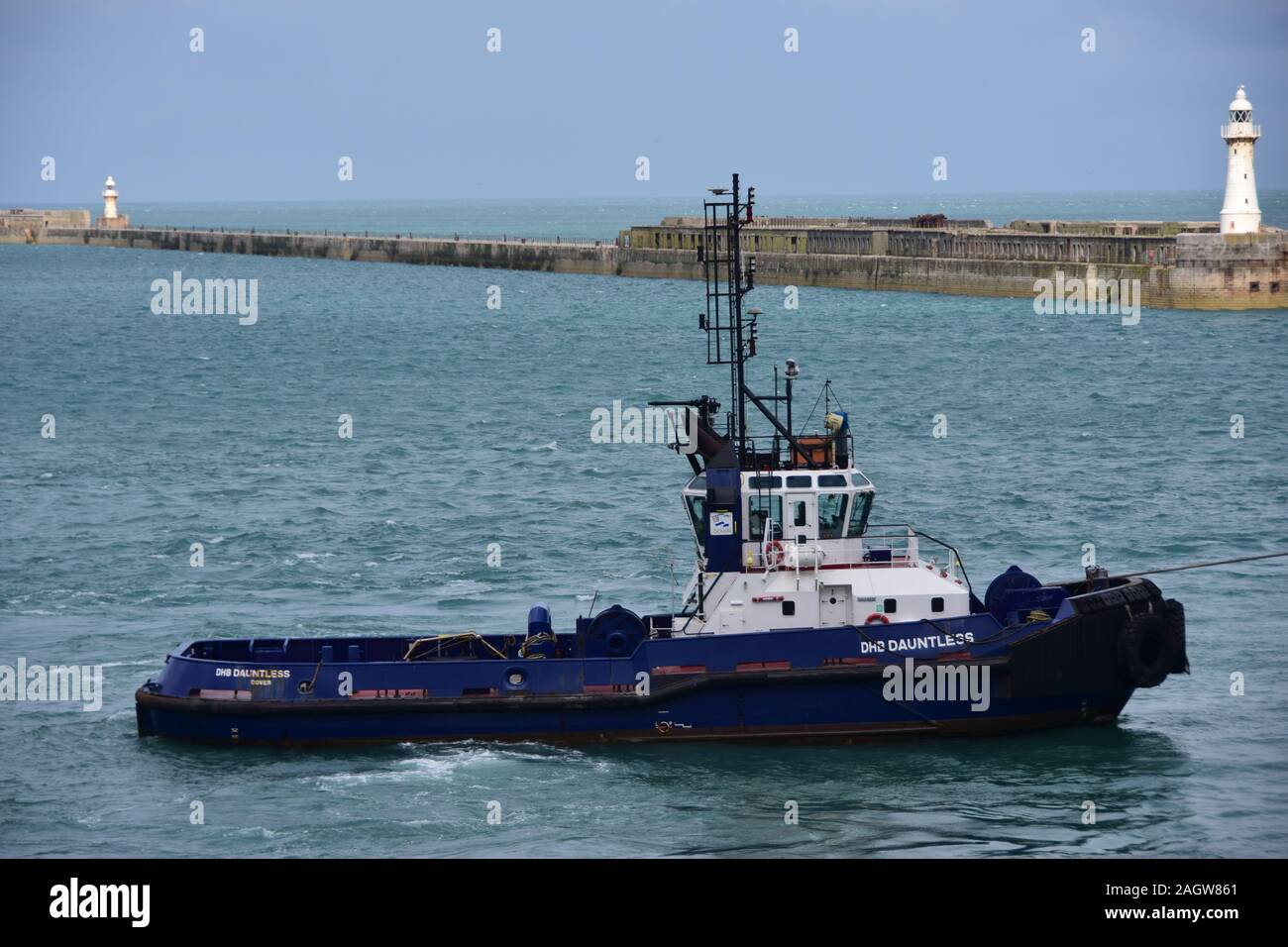 Rimorchiatore DHB Doughty aiuta Black Watch off quay di Dover in alta venti agosto 2017 Foto Stock