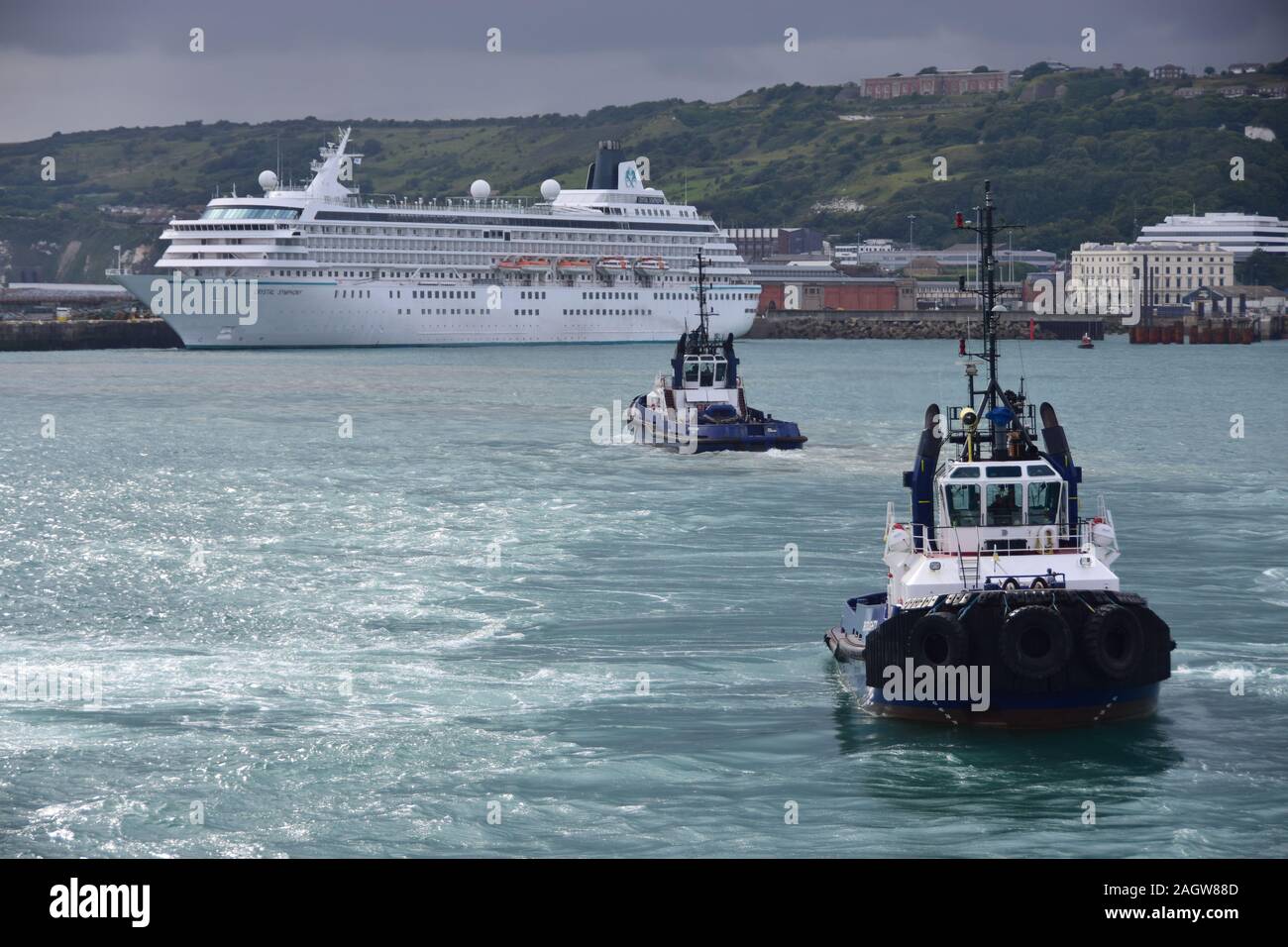 Rimorchiatori DHB Doughty e DHB intrepida di Dover con Crystal Symphony dopo aver aiutato la Black Watch off the quay in alta venti agosto 2017 Foto Stock