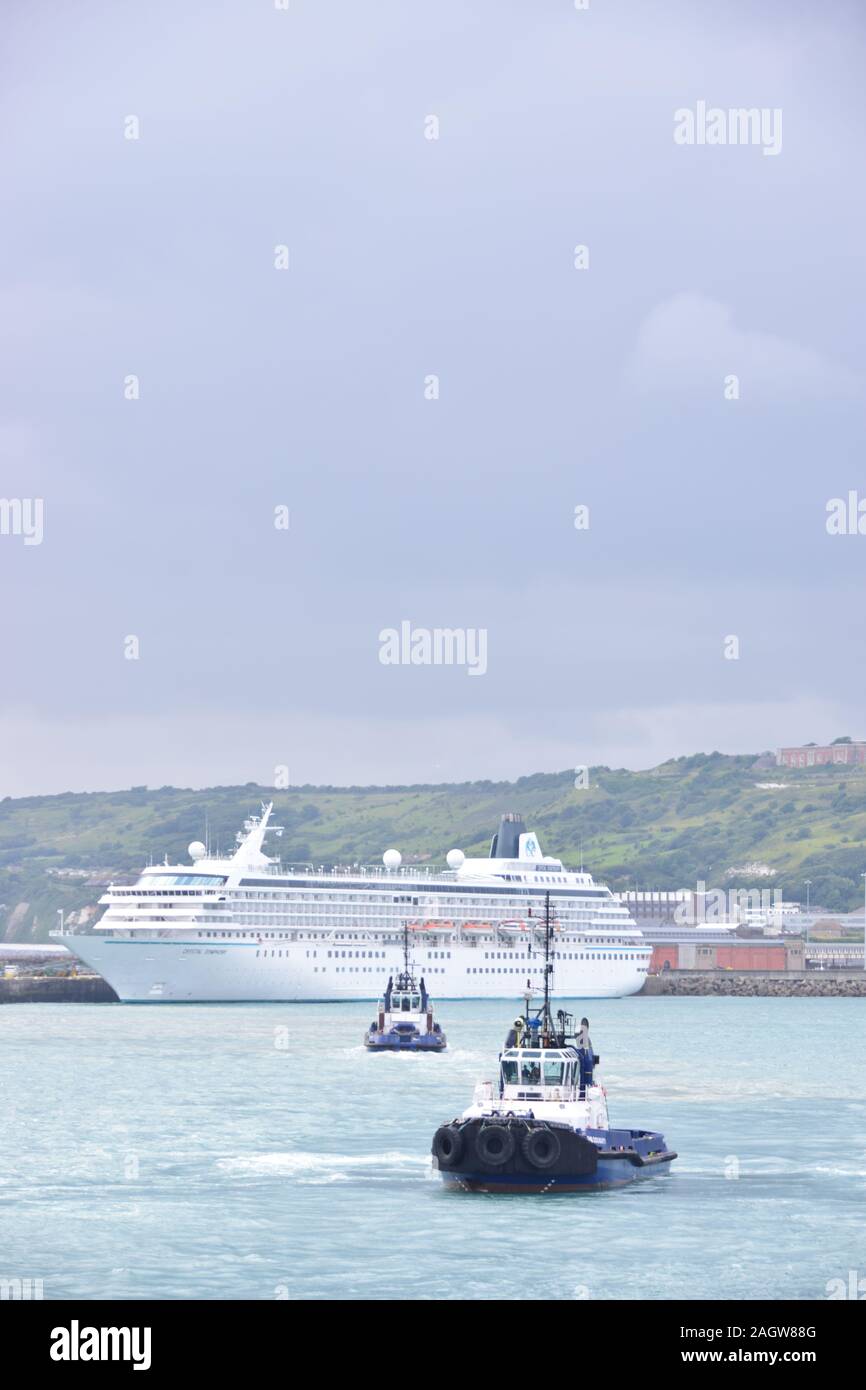Rimorchiatori DHB Doughty e DHB intrepida di Dover con Crystal Symphony dopo aver aiutato la Black Watch off the quay in alta venti agosto 2017 Foto Stock