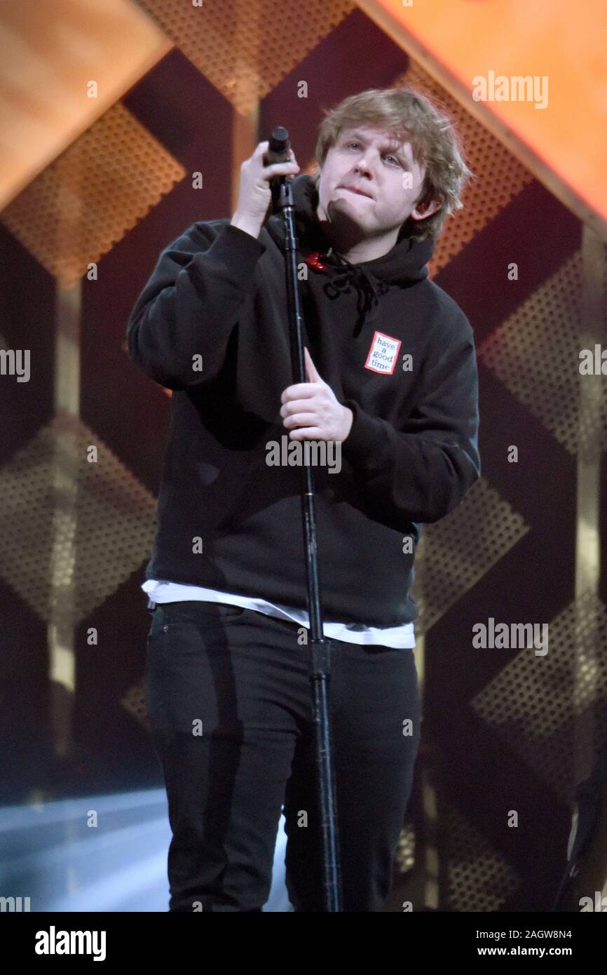 Il cantante Lewis Capaldi esegue a Q102's iHeartRadio Jingle Ball 2019 presso la Wells Fargo Center su dicembre 11, 2019 a Philadelphia, Pennsylvania. Foto Stock