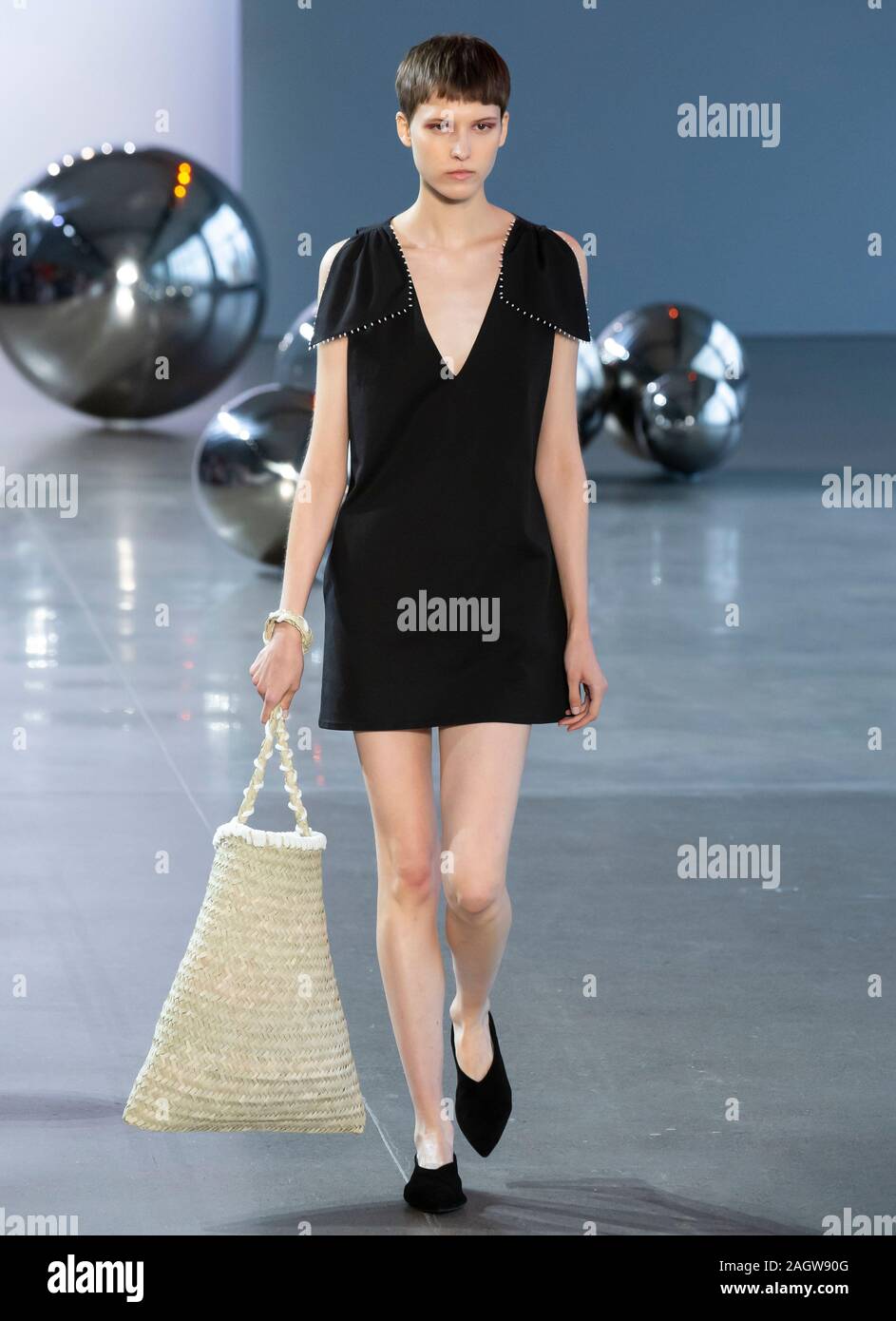 New York, NY - 10 Settembre 2019: Sara Soric passeggiate la pista al mezzogiorno da Noor Primavera Estate 2020 Fashion Show Foto Stock