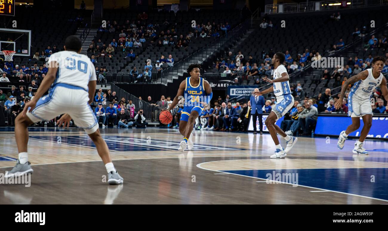 Las Vegas NV, U.S. Xxi Dec, 2019. A. UCLA Bruins guard David Singleton (34) porta la palla in alto tribunale durante il NCAA MenÕs Basket CBS Sports classic tra la UCLA Bruins e del North Carolina Tar Heels 64-74 perso a T-Mobile Arena Las Vegas NV. Thurman James/CSM/Alamy Live News Foto Stock