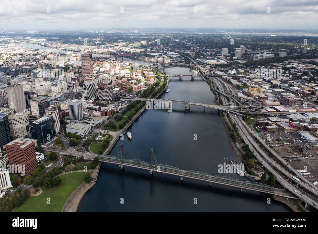 Vista aerea del Fiume Williamette, ponti, edifici e strade nel centro di Portland, Oregon, Stati Uniti d'America. Foto Stock
