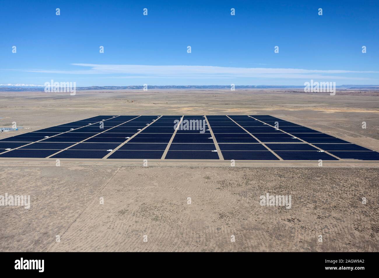 Vista aerea di potenza solare produzione nella tentacolare North American deserto. Foto Stock