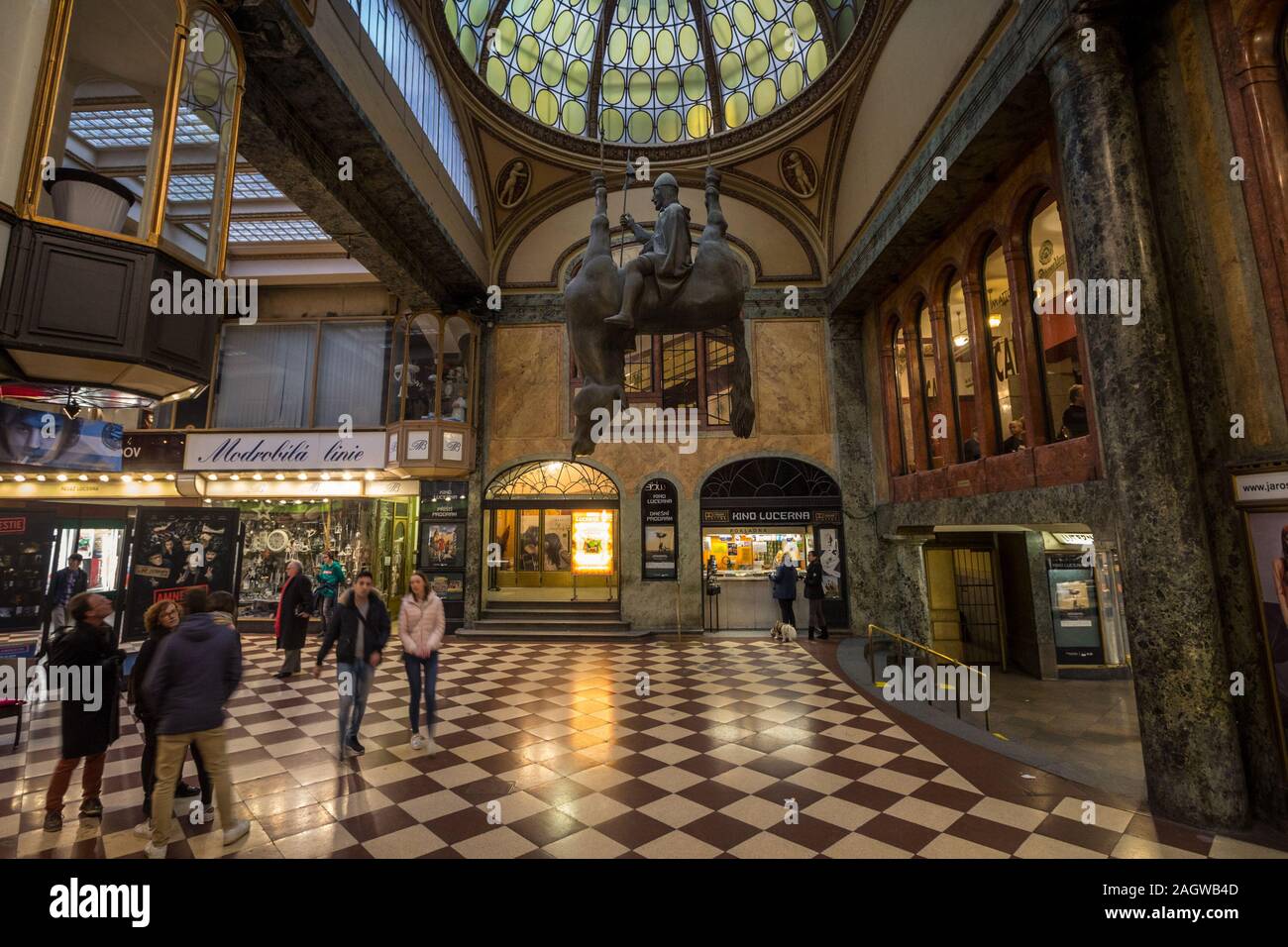 PRAGUE, Repubblica Ceca - 2 Novembre 2019: Svaty Vaclav statua realizzata da David Cerny all'interno del Palac Lucerna nel palazzo di Praga. Questa scultura di San Wencesl Foto Stock