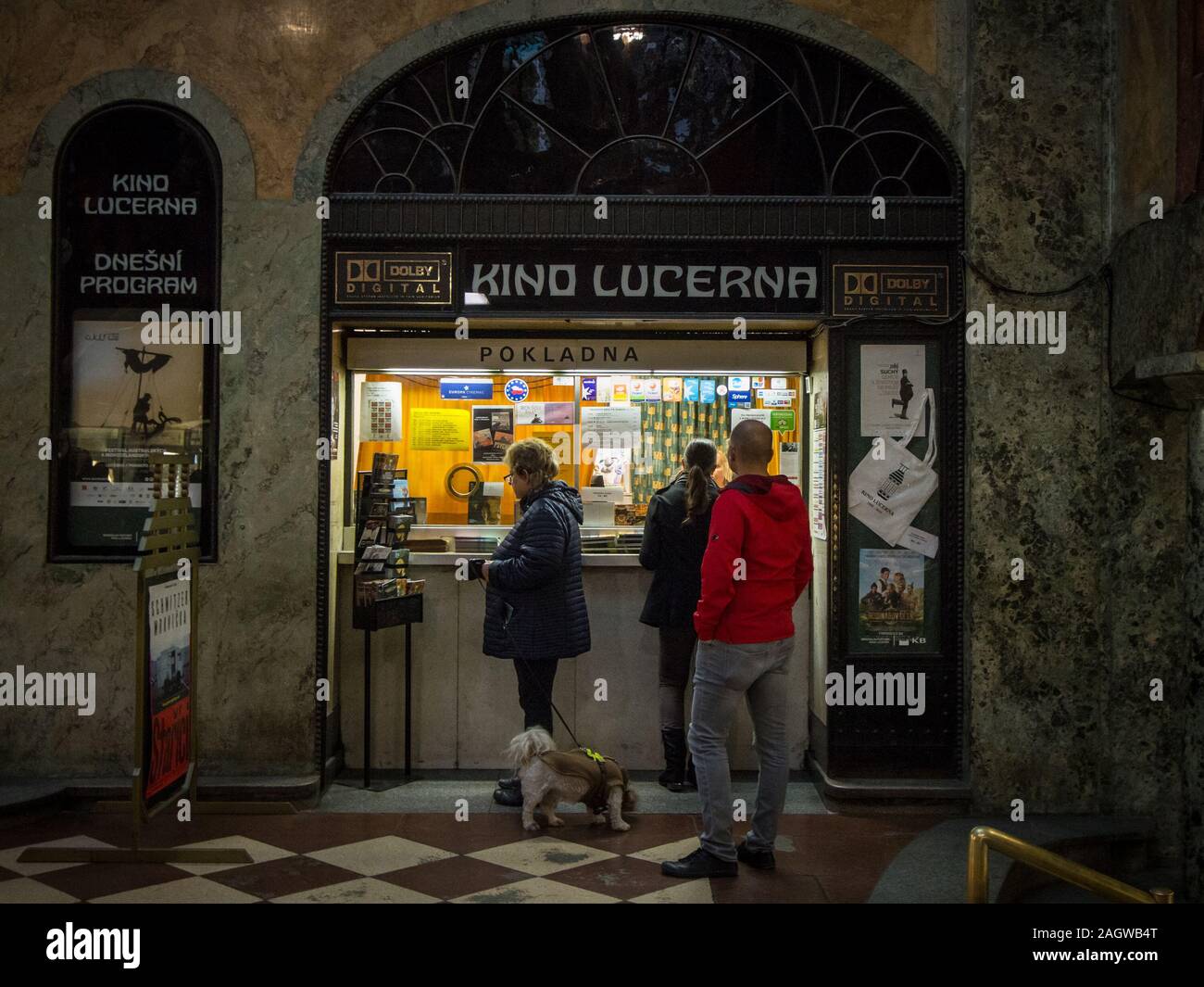 PRAGUE, Repubblica Ceca - 2 Novembre 2019: Kino Lucerna Cinema ticket booth con clienti in attesa di acquistare un biglietto per guardare alcuni filmati. Si tratta di un grande interesse culturale Foto Stock