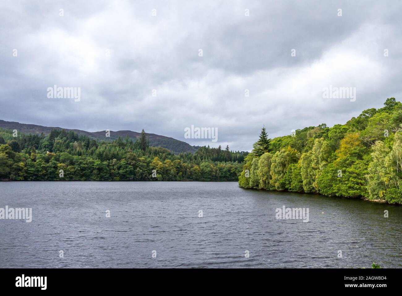 Vista del paesaggio del fiume Tummel appena prima della diga a Pitlochry Foto Stock