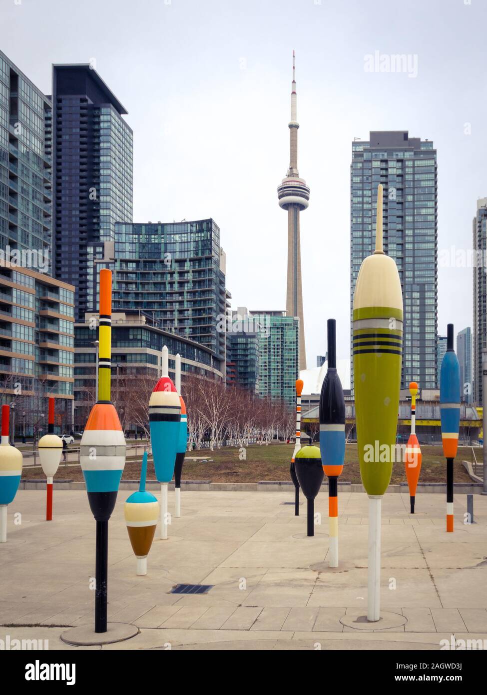 Una vista del centro cittadino di Toronto e la CN Tower come si vede dalla canoa Parco di atterraggio. Toronto, Ontario, Canada. Foto Stock