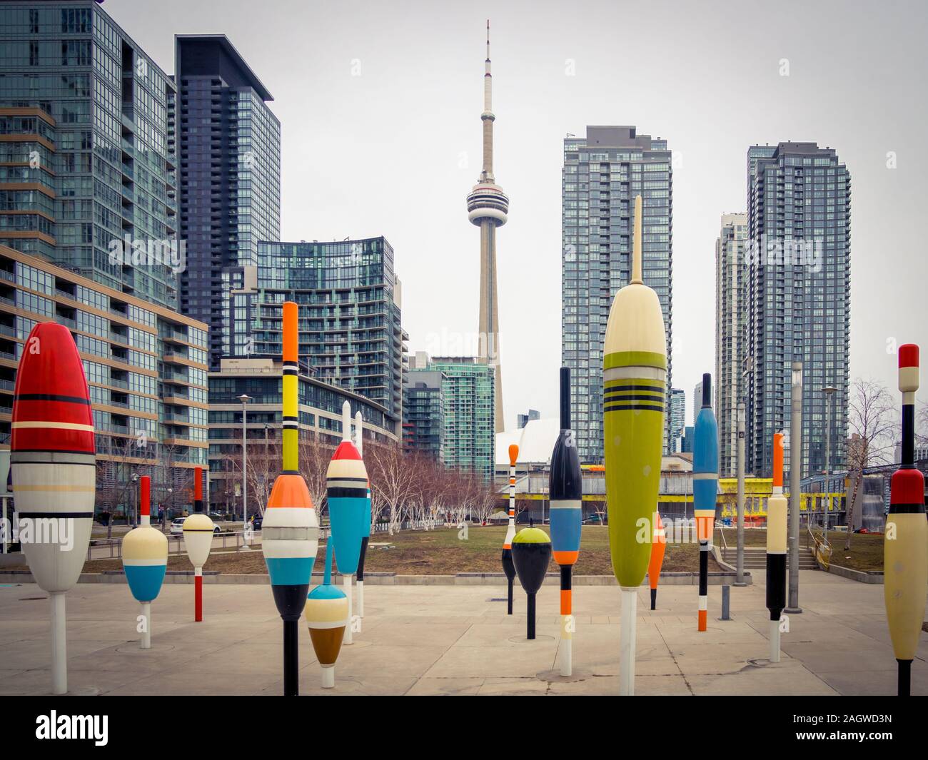 Una vista del centro cittadino di Toronto e la CN Tower come si vede dalla canoa Parco di atterraggio. Toronto, Ontario, Canada. Foto Stock