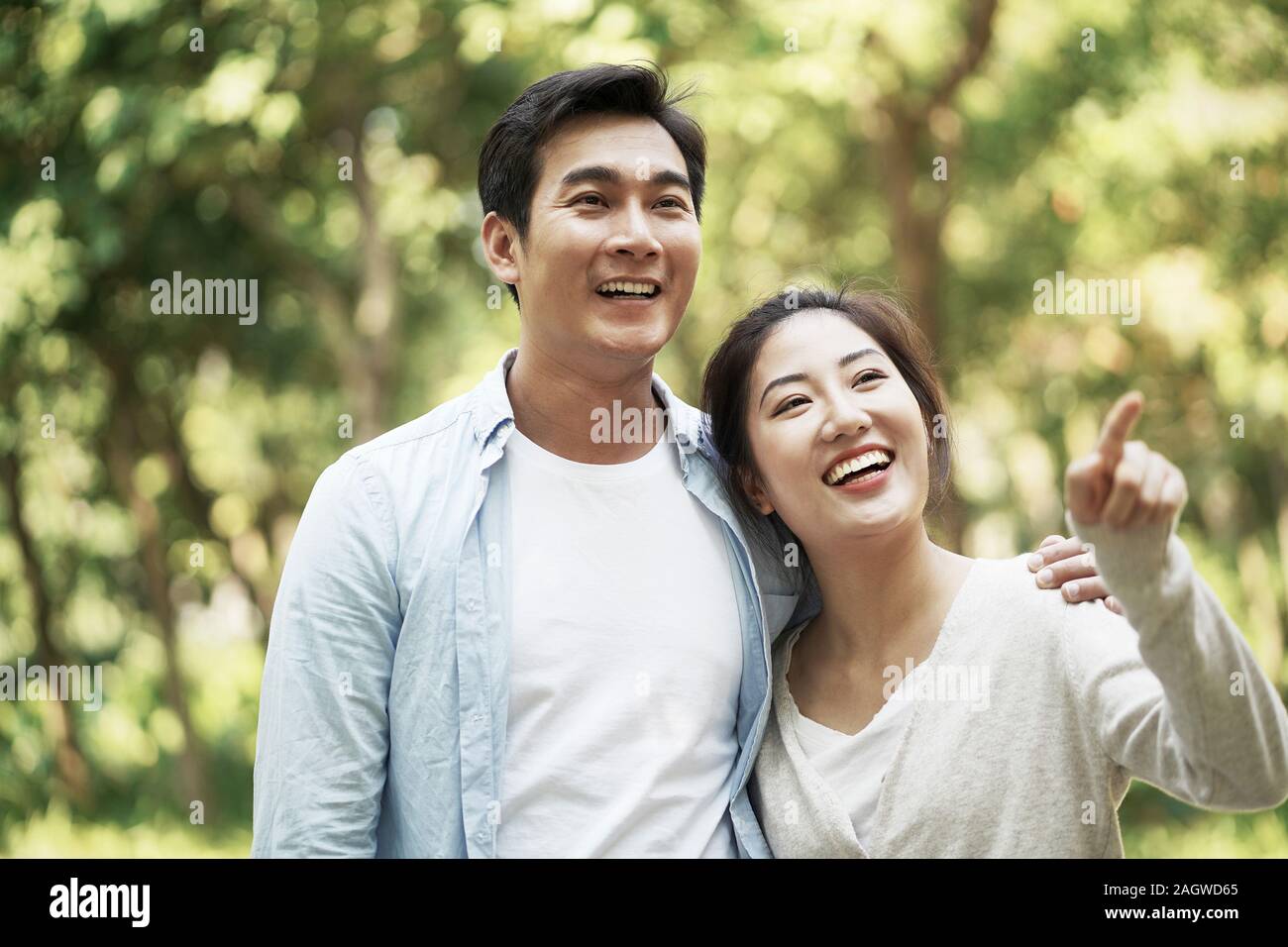 Amare giovane coppia asiatica di relax all'aperto nel parco Foto Stock