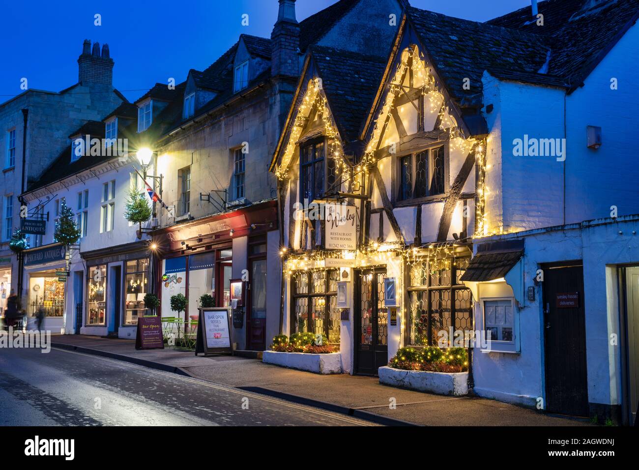 Wesley ristorante della casa con le luci di Natale al crepuscolo. Winchcombe, Cotswolds, Gloucestershire, Inghilterra Foto Stock