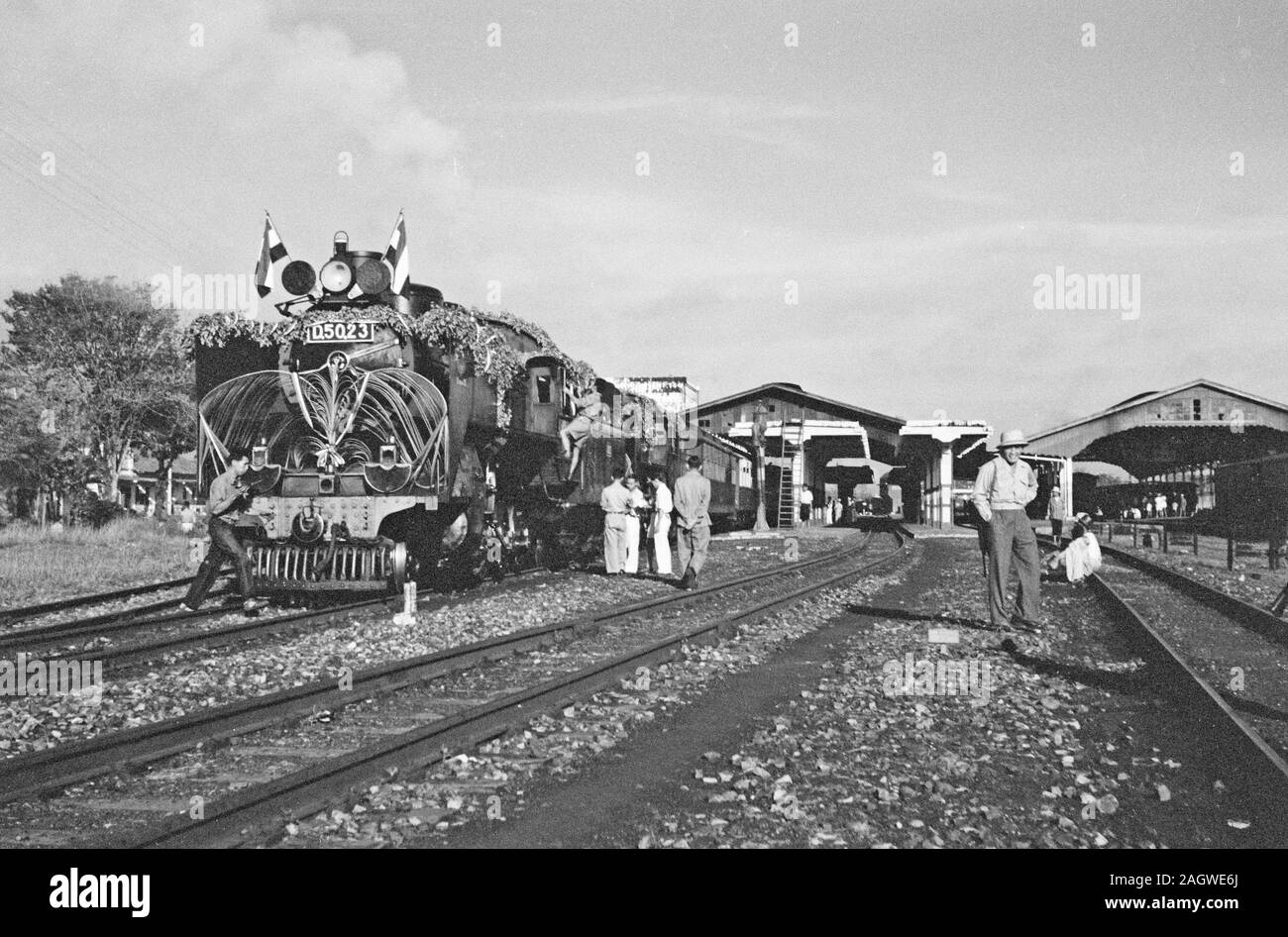 Decorate locomotiva a vapore in corrispondenza della stazione di Bandung, Indonesia, Indie orientali olandesi ca. Aprile 1948 Foto Stock