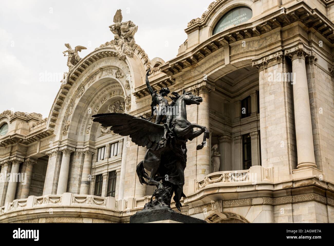 Il Pegasus statua che si trova nella parte anteriore del Palacio de Bellas Artes, un importante centro culturale a Città del Messico. Foto Stock