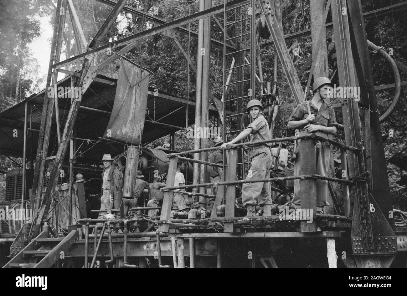 Sanga-Sanga. Nella giungla del Borneo orientale, olio la foratura viene effettuata sotto la sorveglianza della prima compagnia di 3-11 RI; Data Aprile 9, 1948; posizione Borneo, Indonesia, Kalimantan, le Indie orientali olandesi, Samarinda Foto Stock